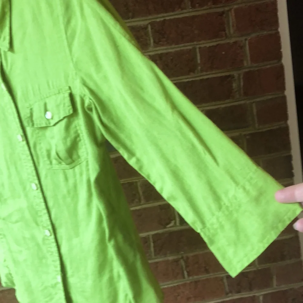 Talbots Linen 3/4 sleeve, sleeve buttons up, pocket on left chest. - Picture 4 of 5